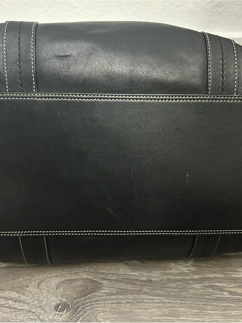 Classic Black Leather Tote Bag with Contrast Stitching